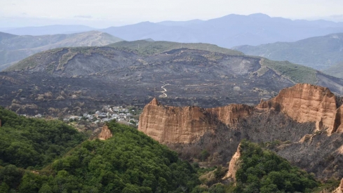Las Médulas desde el mirador de Orellán tras el incendio de Yeres 