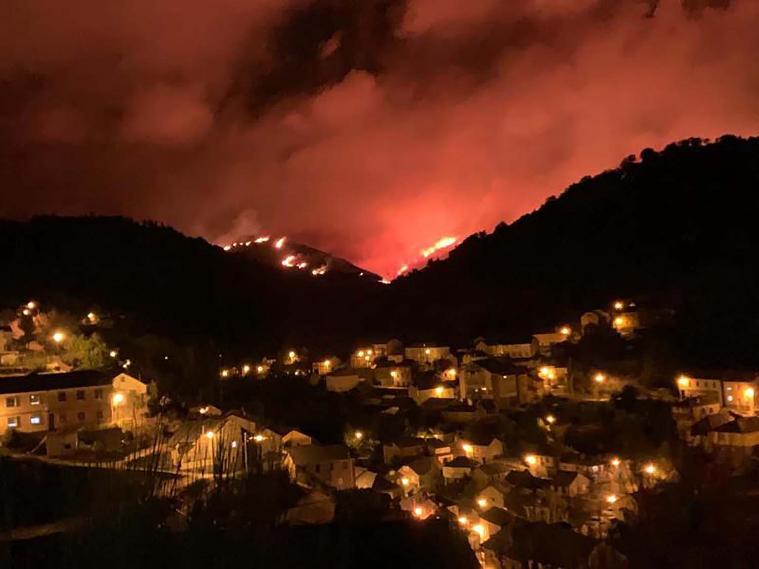 Incendio en Tremor de Arriba | Tremor de Arriba resiste a su noche más difícil por el incendio de Colinas, aunque la lluvia de la noche contiene su avance