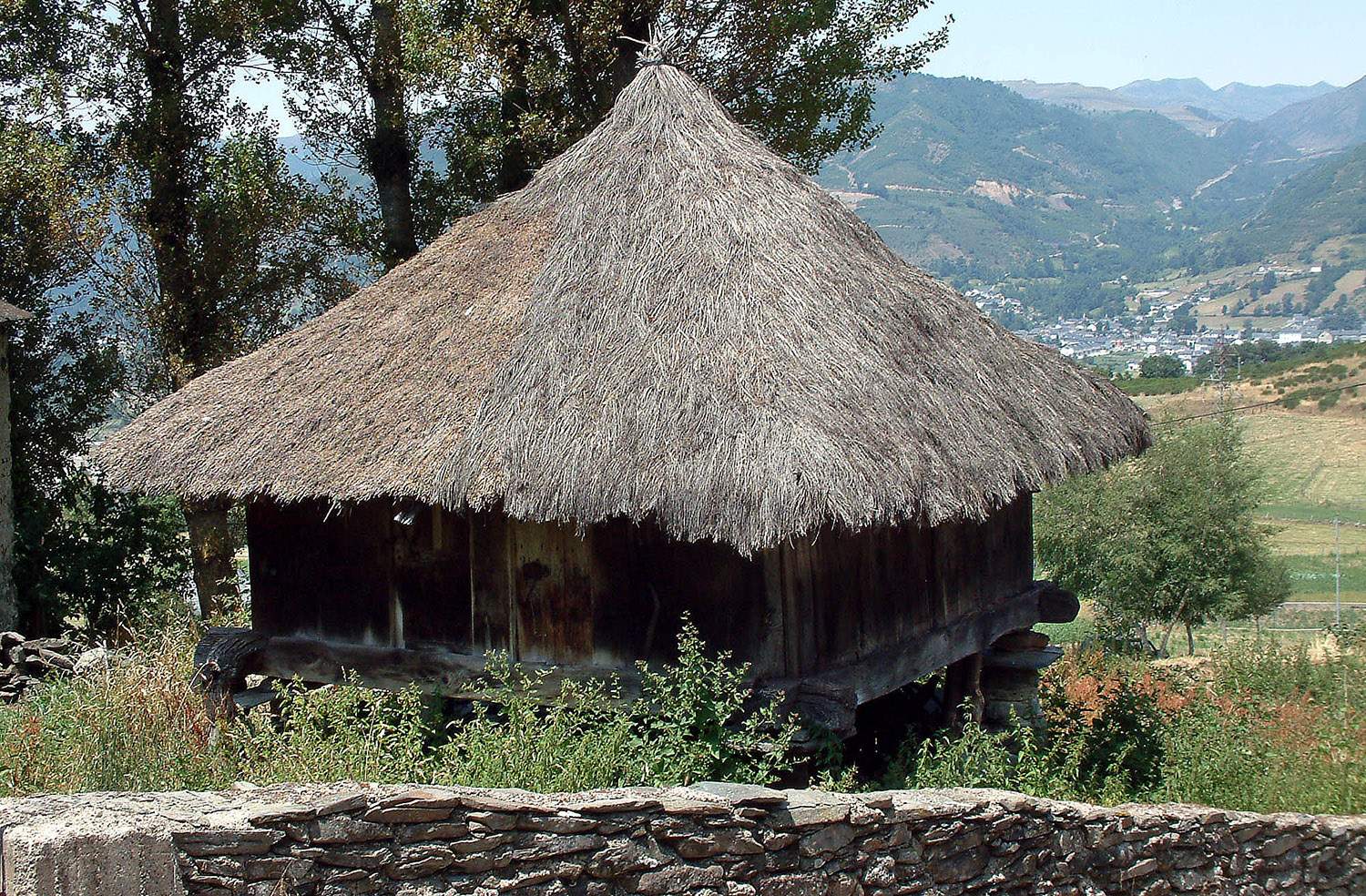 Peio GarcíaICAL . El hórreo de Rabanal de Arriba disfruta de una buena panorámica de Villablino (al fondo) Peio GarcíaICAL . El hórreo de Rabanal de Arriba disfruta de una buena panorámica de Villablino (al fondo)