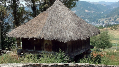 Peio García  ICAL . El hórreo de Rabanal de Arriba disfruta de una buena panorámica de Villablino (al fondo)