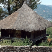 Peio García  ICAL . El hórreo de Rabanal de Arriba disfruta de una buena panorámica de Villablino (al fondo)