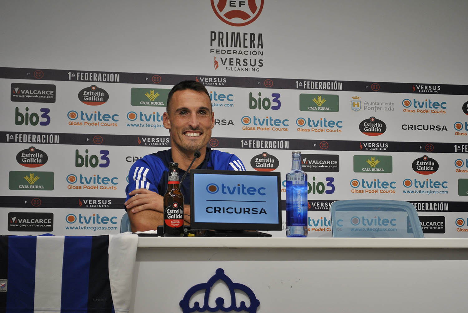 Fede San Eneterio durante su presentación con la SD Ponferradina (2) Fede San Eneterio durante su presentación con la SD Ponferradina (2)