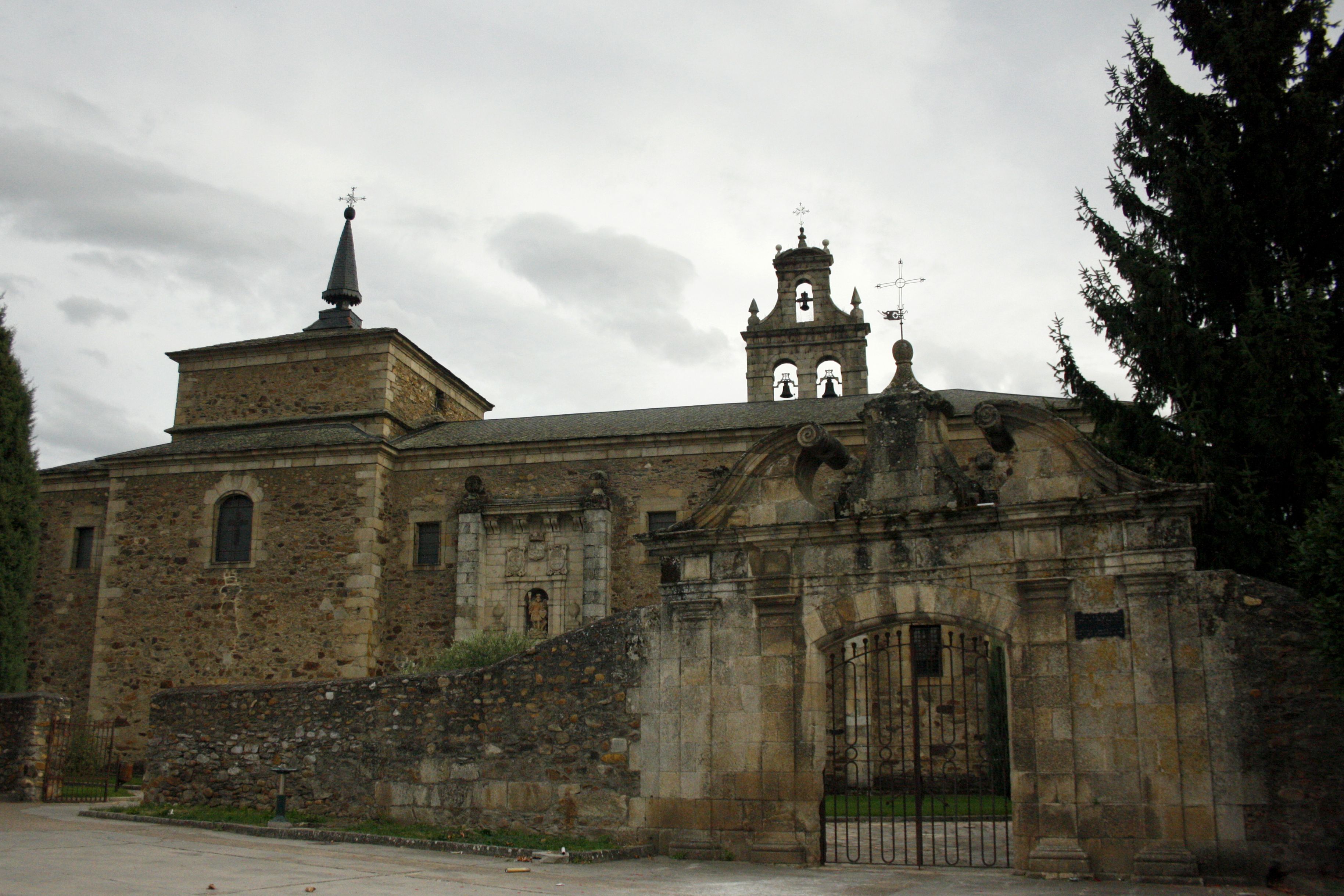 Monasterio_de_San_Miguel_de_las_Dueñas,_fachada_principal