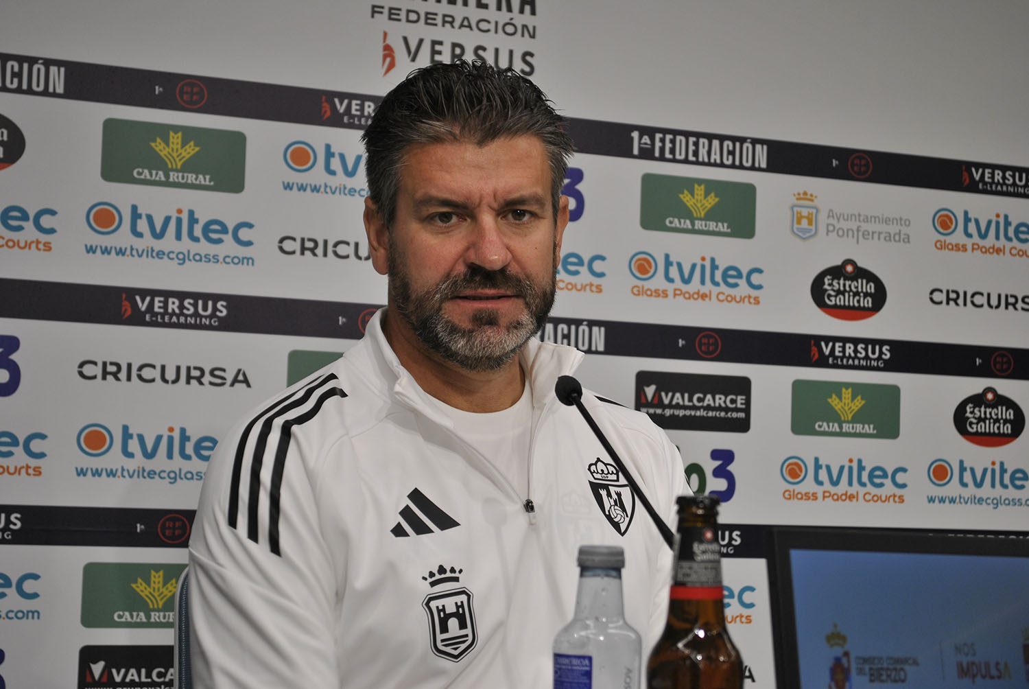 El entrenador de la Deportiva Ponferradina, Fernando Estévez