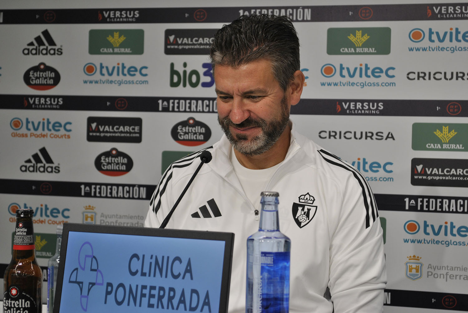 El entrenador de la Deportiva Ponferradina, Fernando Estévez.