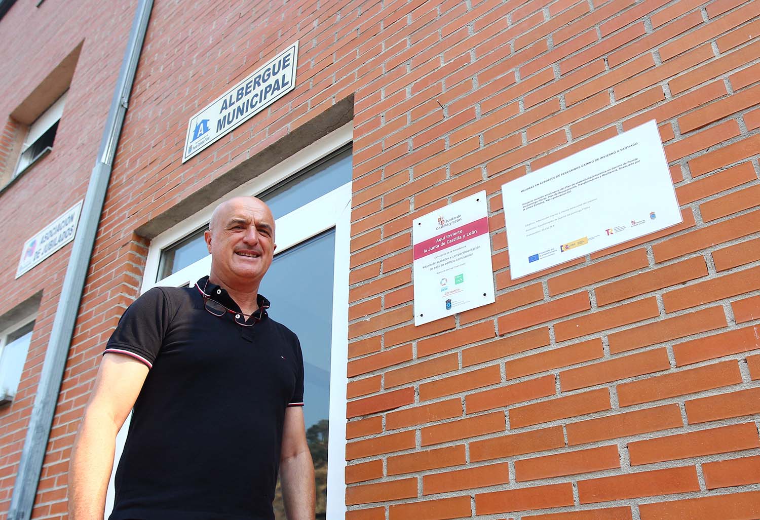 César HornijaICAL . El alcalde de Puente Domingo Florez, Julio Arias, junto a la sede del nuevo albergue municipal para el Camino de Invierno.
