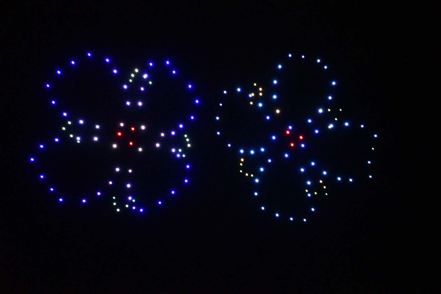 Espectáculo de drones en La Encina (7) Espectáculo de drones en La Encina (7)