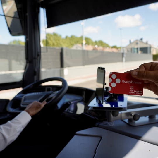 Leticia Pérez / ICAL . Uso del transporte gratuito para empadronados en Castilla y León con Buscyl Leticia Pérez / ICAL . Uso del transporte gratuito para empadronados en Castilla y León con Buscyl