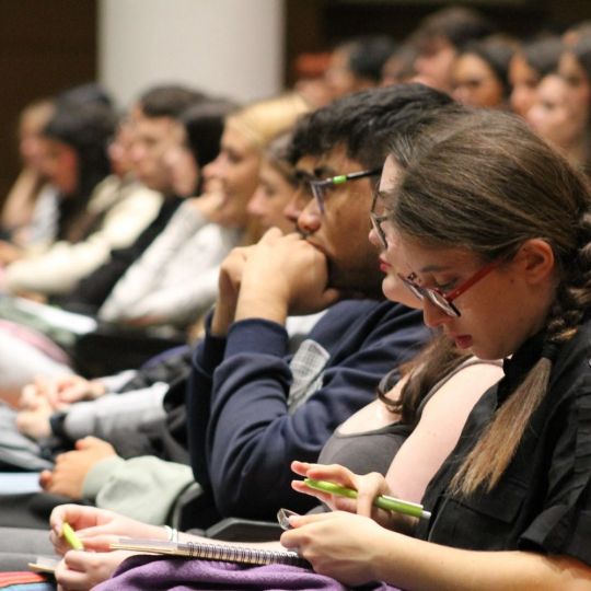 Imagen de archivo de estudiantes en la Universidad