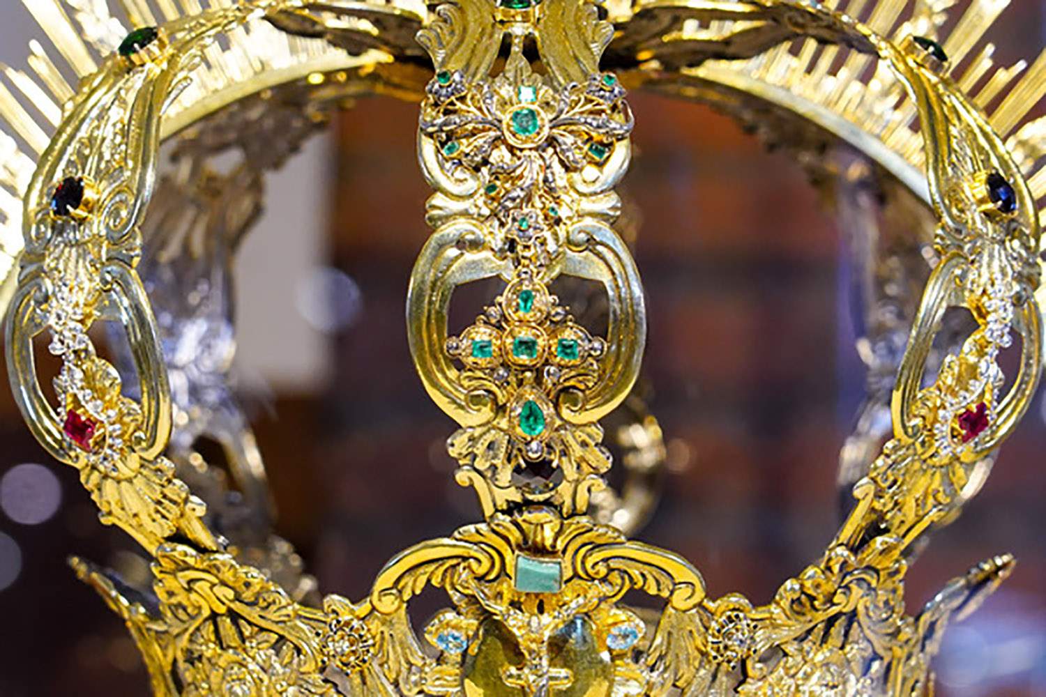 El Museo Casa Botines Gaudí de León expone las joyas de la Virgen del Mercado El Museo Casa Botines Gaudí de León expone las joyas de la Virgen del Mercado