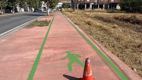 Anillo verde de Ponferrada. Aitana Brusa | Arranca el proceso de marcación de aceras y señalización de las sendas peatonales del Anillo Verde en Ponferrada