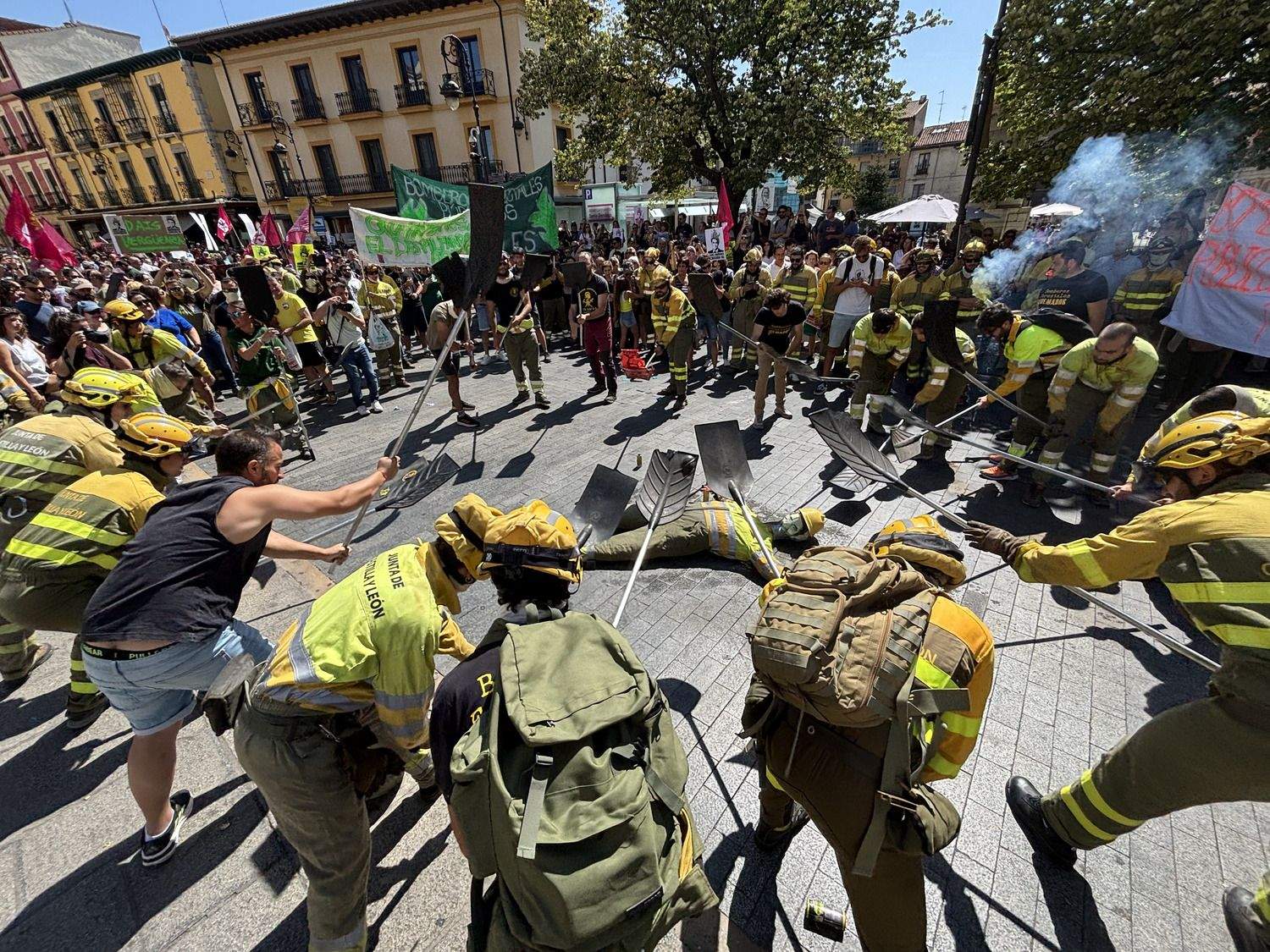 Las calles de León 'rugen' por los derechos de los bomberos forestales | José Martín Las calles de León 'rugen' por los derechos de los bomberos forestales | José Martín