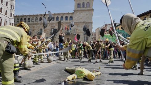 Las calles de León 'rugen' por los derechos de los bomberos forestales | Campillo / ICAL