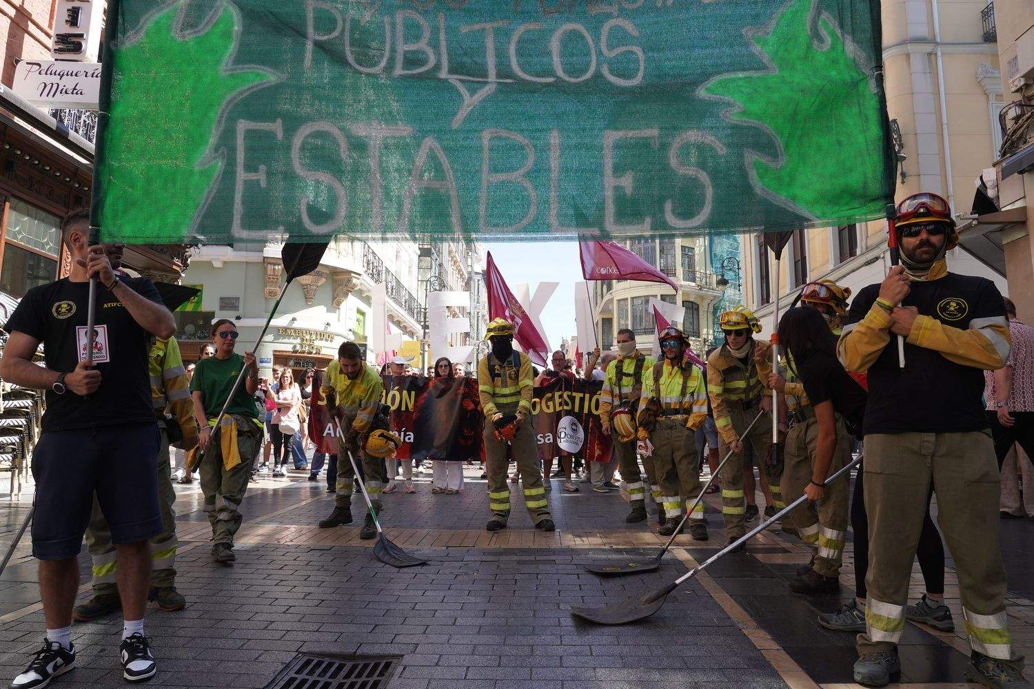 Las calles de León 'rugen' por los derechos de los bomberos forestales | Campillo / ICAL Las calles de León 'rugen' por los derechos de los bomberos forestales | Campillo / ICAL