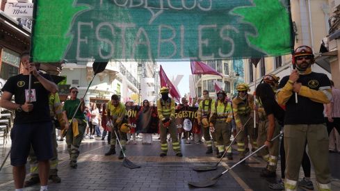 Las calles de León 'rugen' por los derechos de los bomberos forestales | Campillo / ICAL