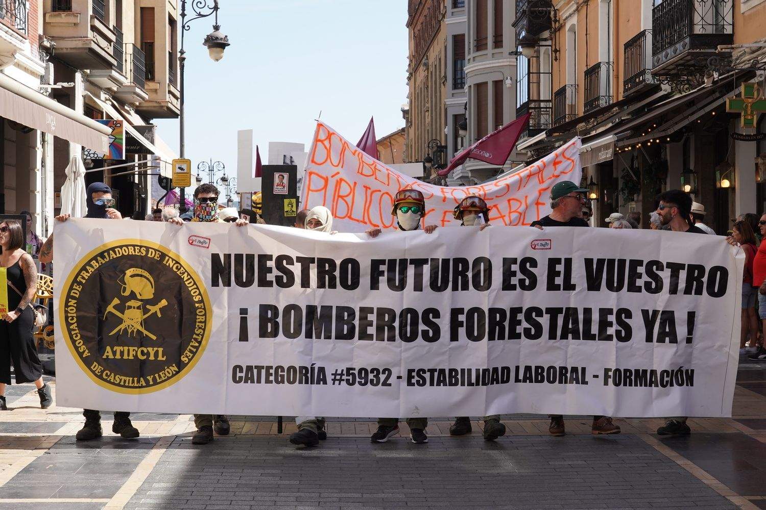 Las calles de León 'rugen' por los derechos de los bomberos forestales | Campillo / ICAL Las calles de León 'rugen' por los derechos de los bomberos forestales | Campillo / ICAL
