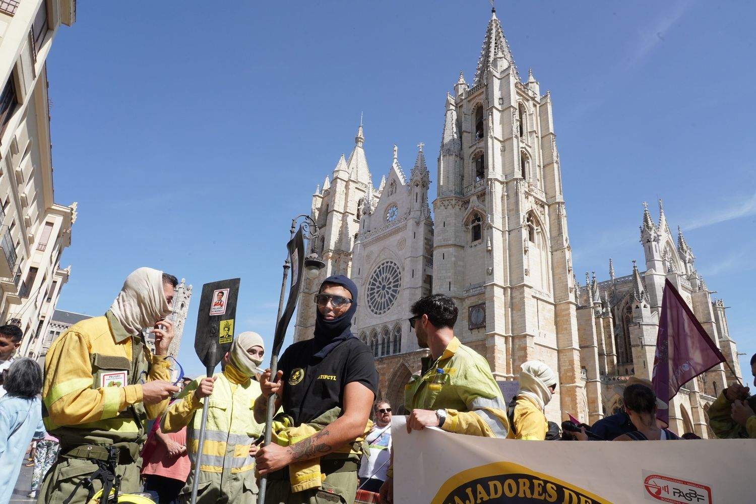Las calles de León 'rugen' por los derechos de los bomberos forestales | Campillo / ICAL Las calles de León 'rugen' por los derechos de los bomberos forestales | Campillo / ICAL