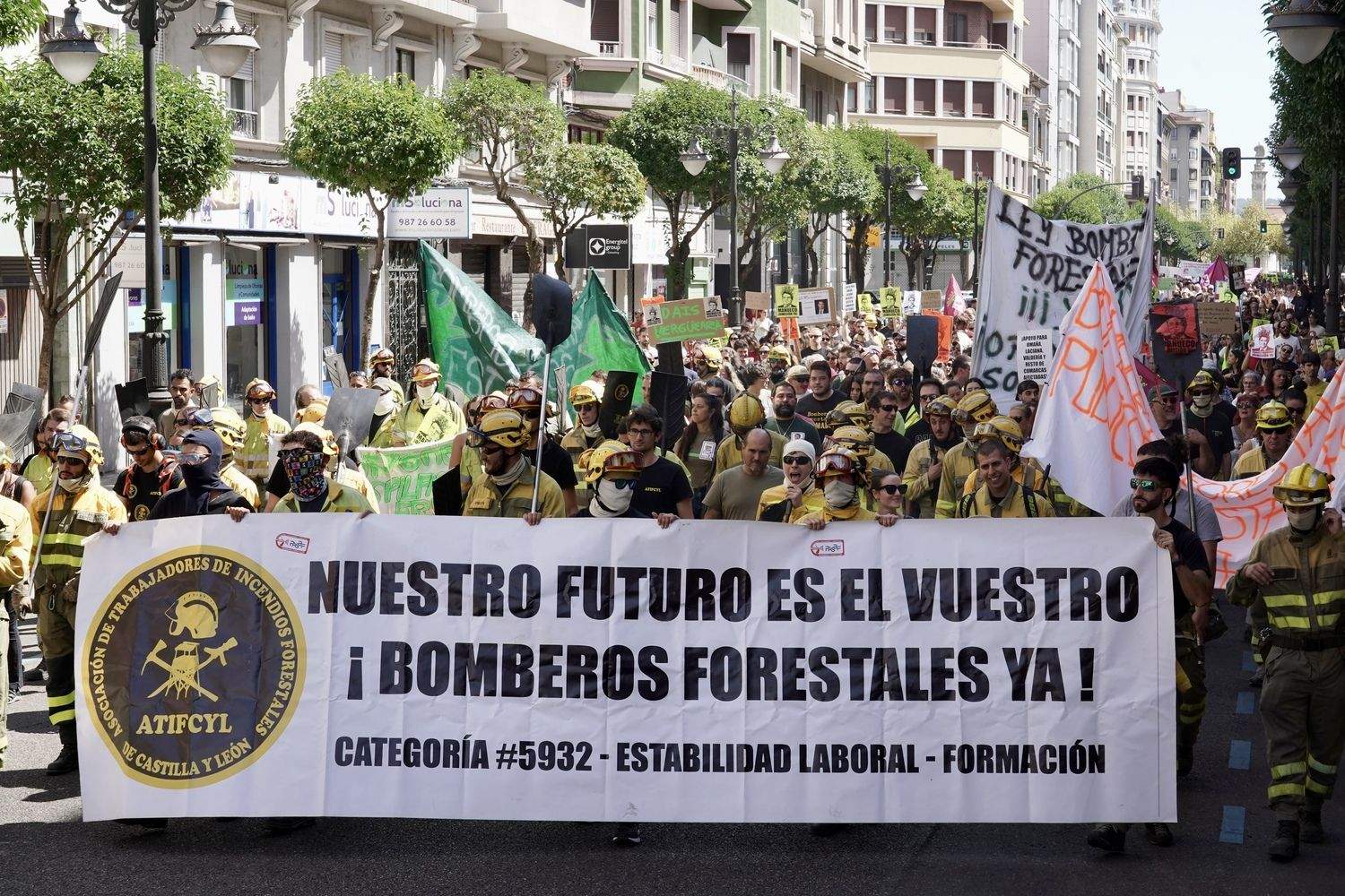 Las calles de León 'rugen' por los derechos de los bomberos forestales | Campillo / ICAL