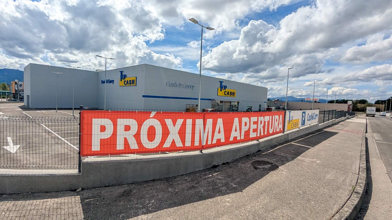 La cadena Top Cash prepara los últimos detalles para su apertura en Ponferrada