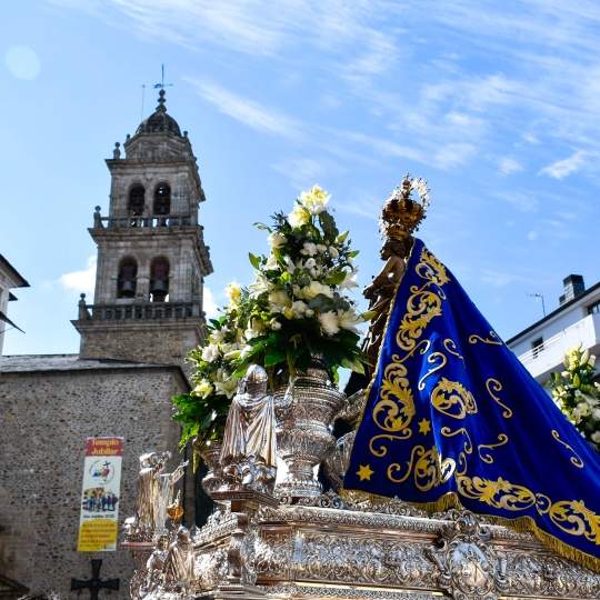 El Día del Bierzo en imágenes Ofrenda a la Virgen de la Encina
