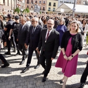 La celebración del Día del Bierzo entre rescoldos de los incendios: Crespón negro en la bandera y 'desfiló' la protesta La celebración del Día del Bierzo entre rescoldos de los incendios: Crespón negro en la bandera y 'desfiló' la protesta