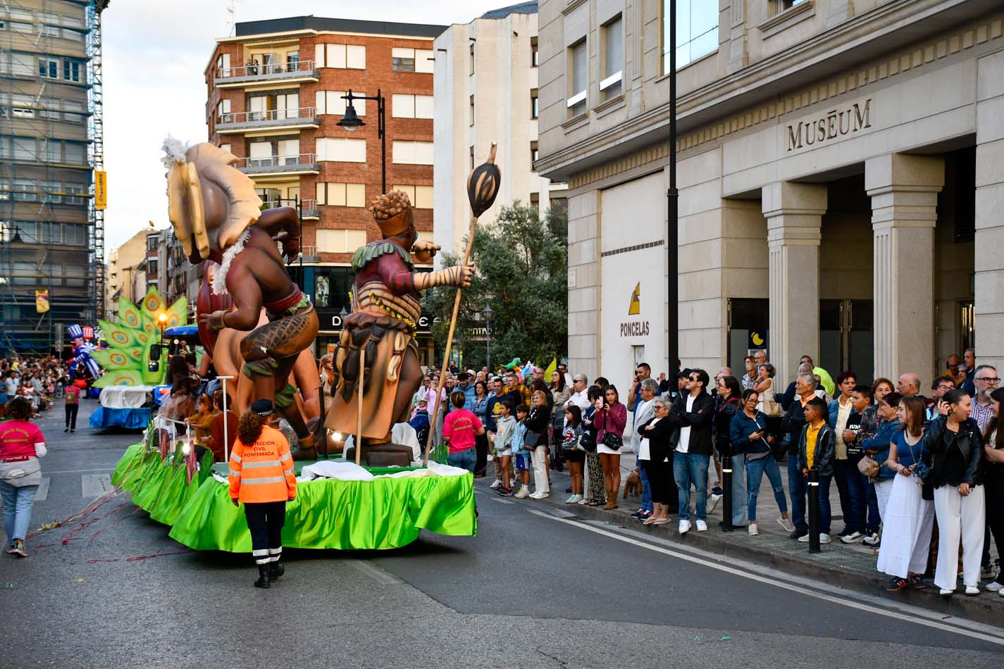 Desfile de carrozas de las Fiestas de la Encina Dani Merino (102) Desfile de carrozas de las Fiestas de la Encina Dani Merino (102)