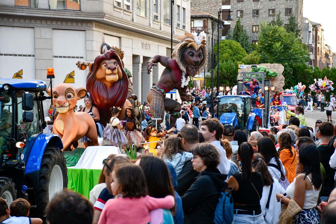Desfile de carrozas de las Fiestas de la Encina | Foto: Dani Merino, InfoBierzo Desfile de carrozas de las Fiestas de la Encina | Foto: Dani Merino, InfoBierzo