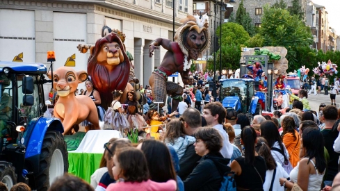 Desfile de carrozas de las Fiestas de la Encina Dani Merino. El desfile de carrozas de Ponferrada despierta la ilusión de pequeños y mayores en el corazón de las Fiestas de la Encina