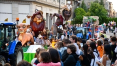 Desfile de carrozas de las Fiestas de la Encina | Foto: Dani Merino, InfoBierzo Desfile de carrozas de las Fiestas de la Encina | Foto: Dani Merino, InfoBierzo