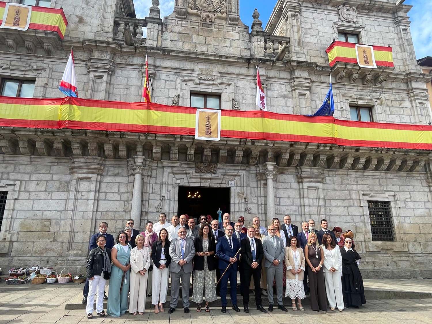 Corporación de autoridades instantes antes de los actos previos al Día de la Encinina
