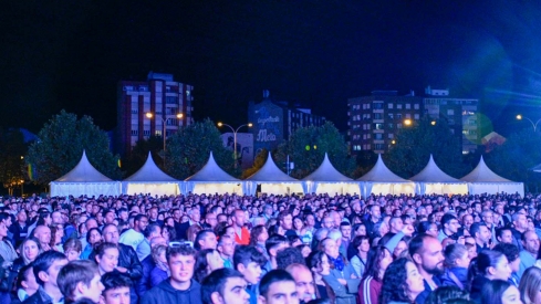 Actuación de la orquesta Panorama en las Fiestas de la Encina (37)