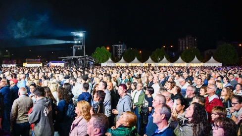Actuación de la orquesta Panorama en las Fiestas de la Encina (43)