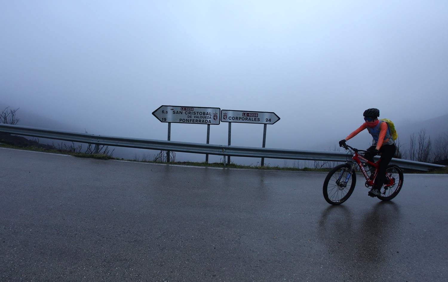 Pintadas contra Israel en el Morredero por la Vuelta Ciclista (1)