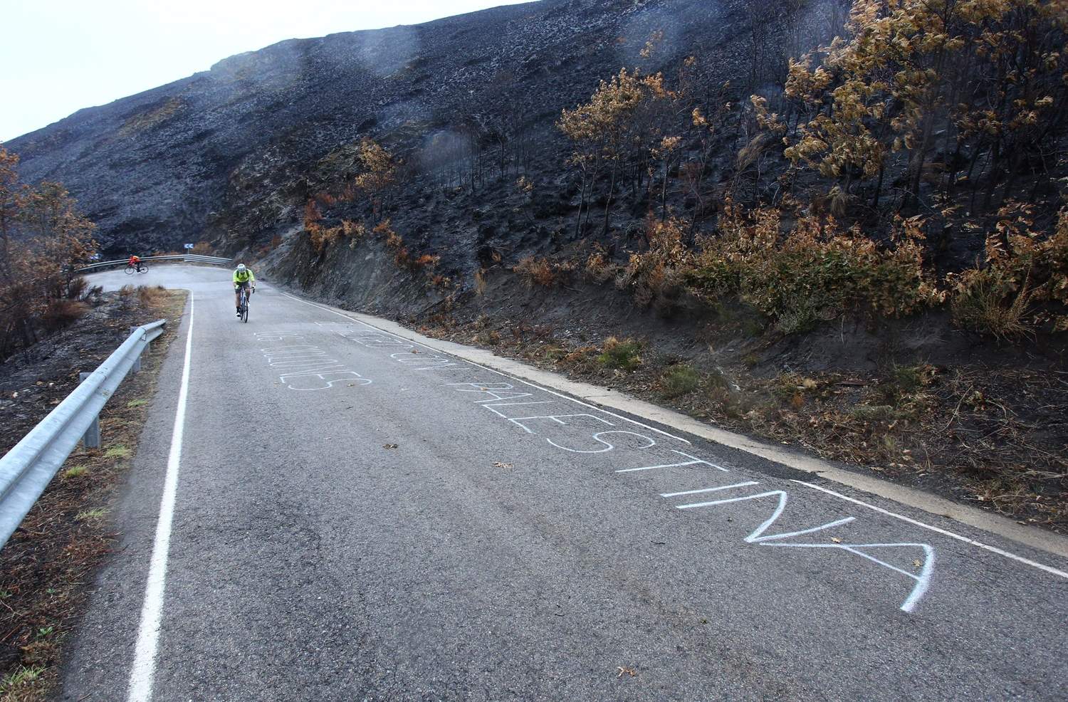Pintadas contra Israel en el Morredero por la Vuelta Ciclista (3)