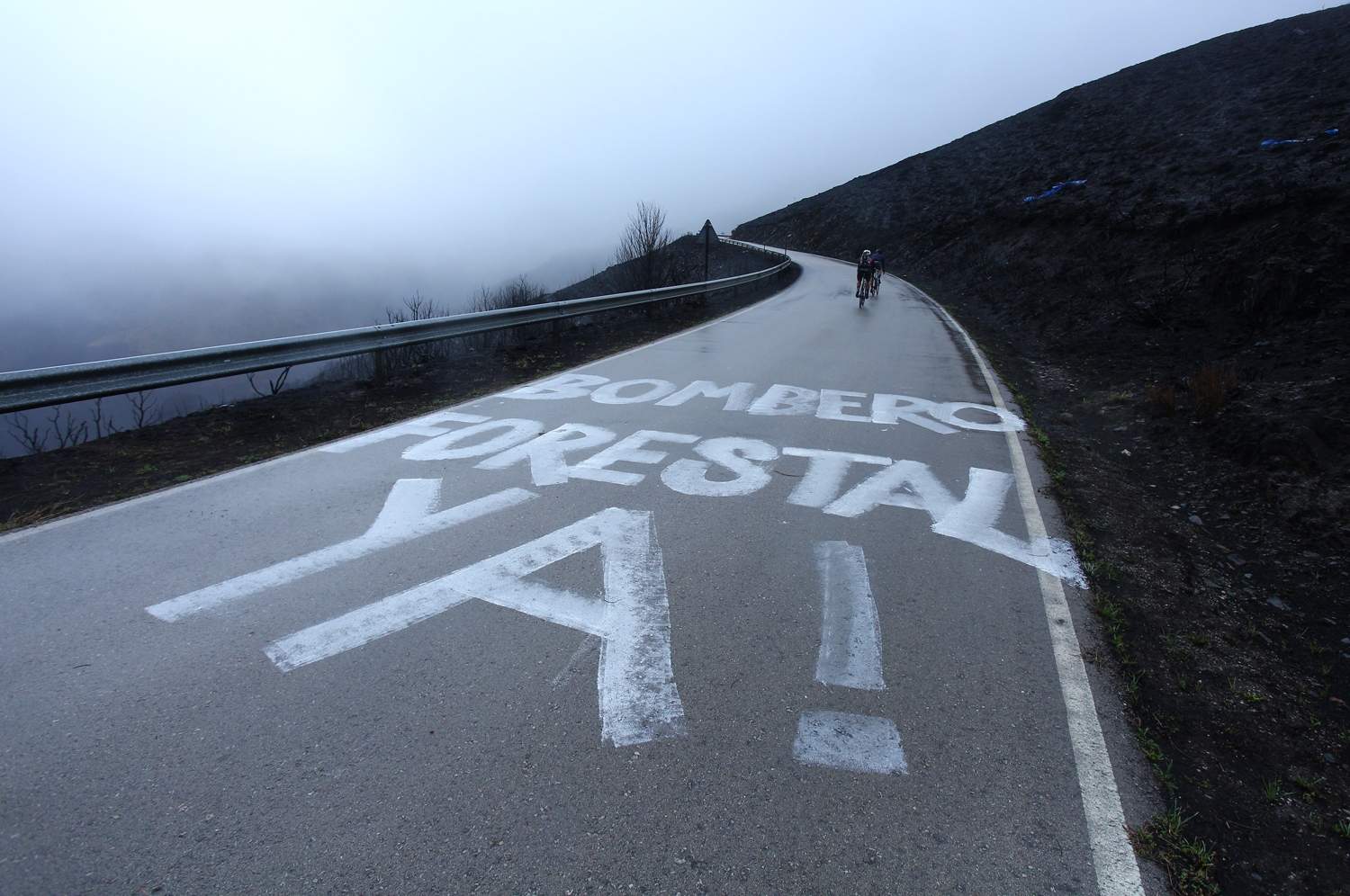Pintadas contra Israel en el Morredero por la Vuelta Ciclista (5)