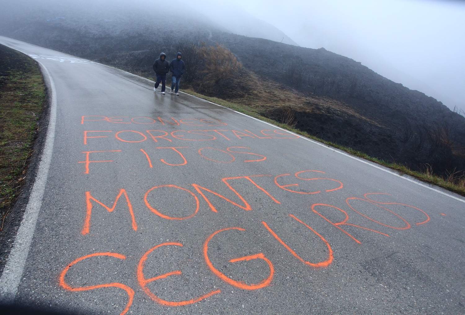 Pintadas contra Israel en el Morredero por la Vuelta Ciclista (6)