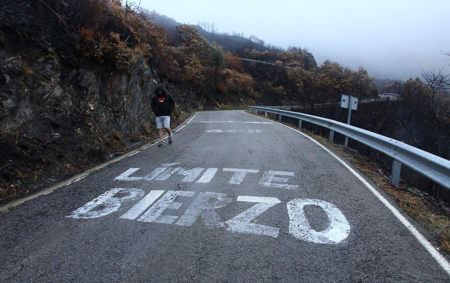 Pintadas contra Israel en el Morredero por la Vuelta Ciclista (8)