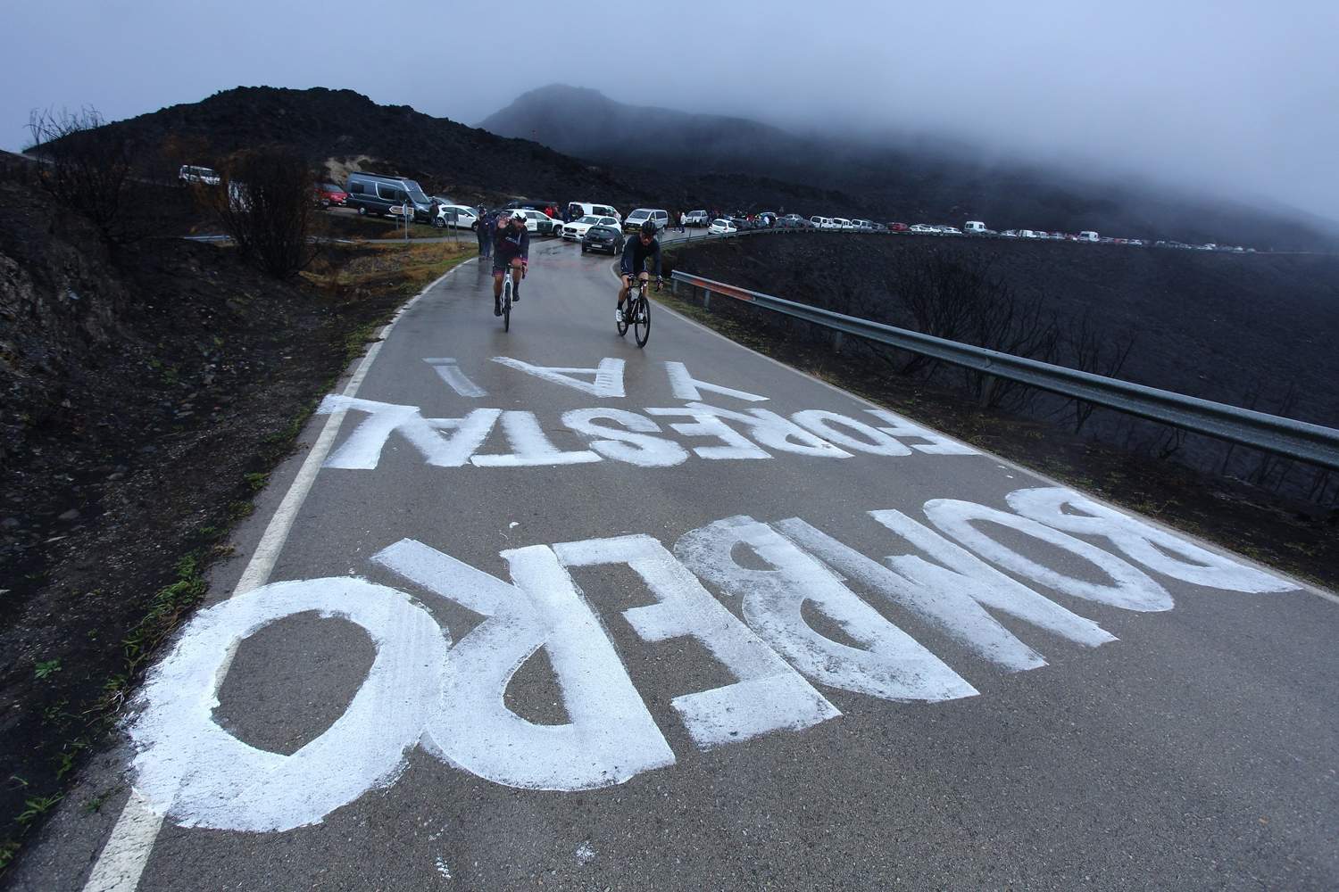 Pintadas contra Israel en el Morredero por la Vuelta Ciclista (9)