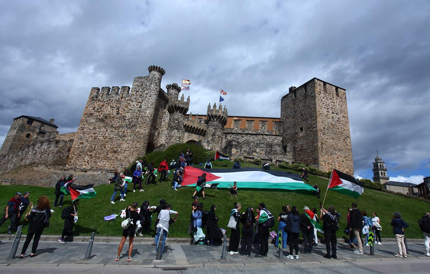 César Hornija / ICAL . Manifestantes contra el genocidio en Gaza frente al Castillo de los Templarios de Ponferrada durante el transcurso de la etapa de la Vuelta ciclista a España