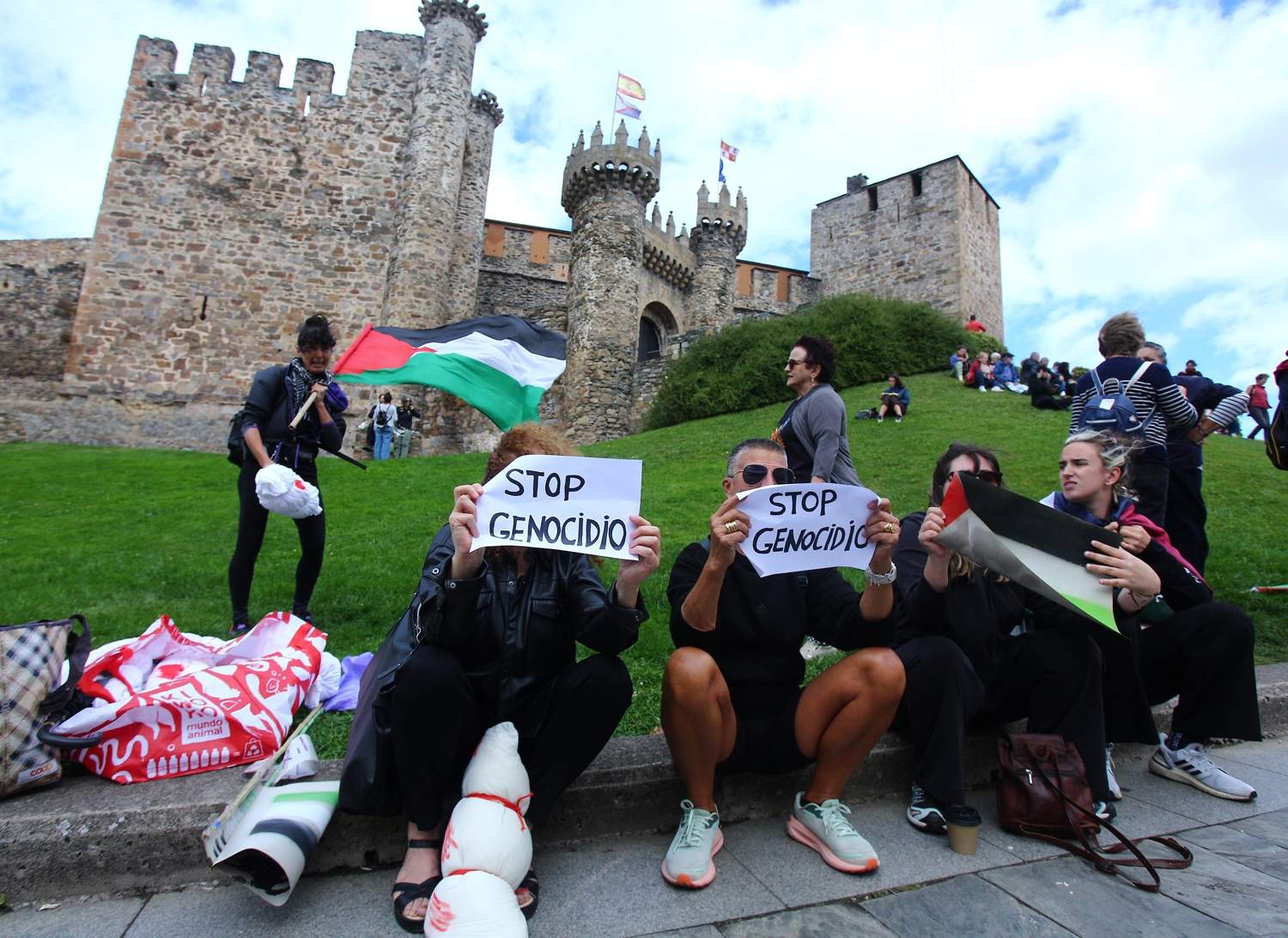 Manifestantes se concentran frente al Castillo de los Templarios contra el genocidio en Gaza durante La Vuelta (3)