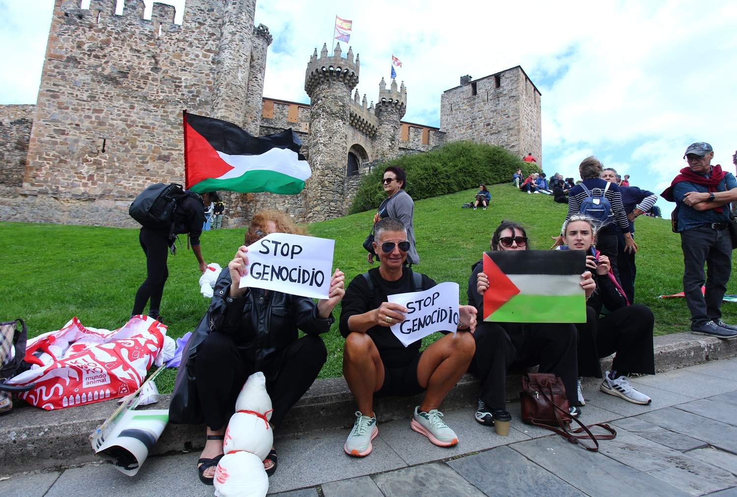 Manifestantes se concentran frente al Castillo de los Templarios contra el genocidio en Gaza durante La Vuelta (4)