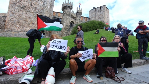 Manifestantes se concentran frente al Castillo de los Templarios contra el genocidio en Gaza durante La Vuelta (4)