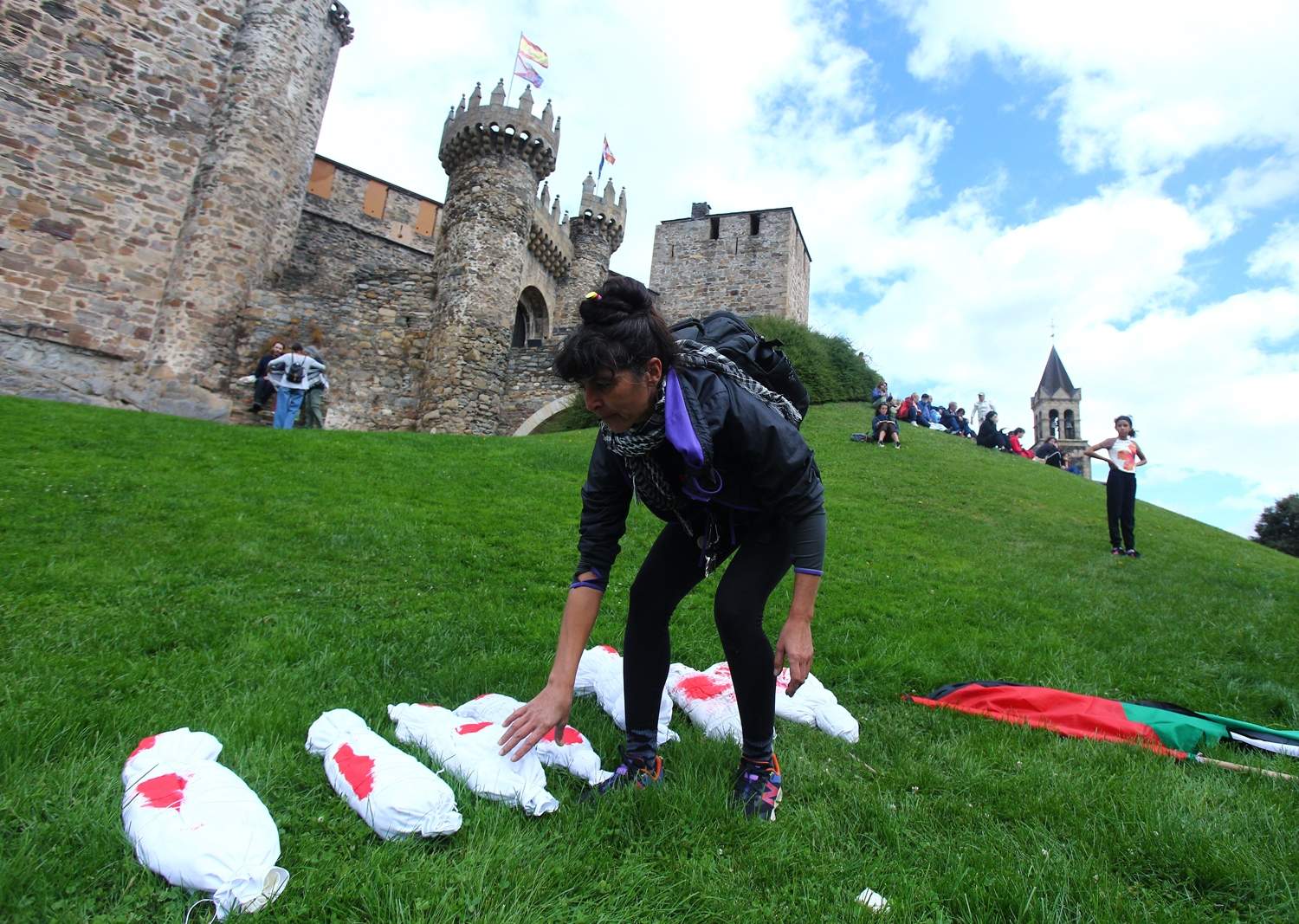 Manifestantes se concentran frente al Castillo de los Templarios contra el genocidio en Gaza durante La Vuelta (5)