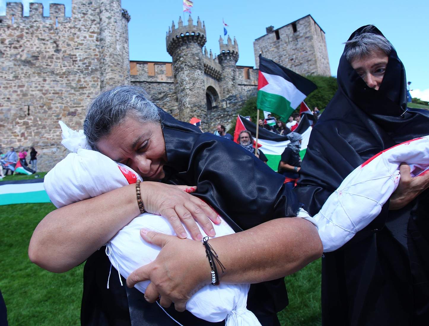 Manifestantes se concentran frente al Castillo de los Templarios contra el genocidio en Gaza durante La Vuelta (7)