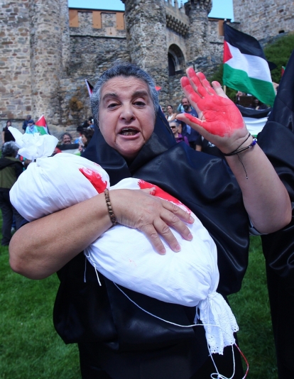 Manifestantes se concentran frente al Castillo de los Templarios contra el genocidio en Gaza durante La Vuelta (9)