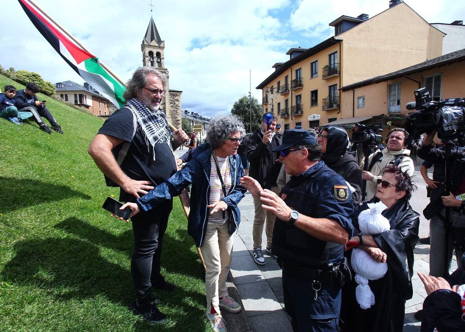 Manifestantes se concentran frente al Castillo de los Templarios contra el genocidio en Gaza durante La Vuelta (10)