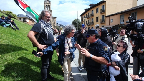 Manifestantes se concentran frente al Castillo de los Templarios contra el genocidio en Gaza durante La Vuelta (10)