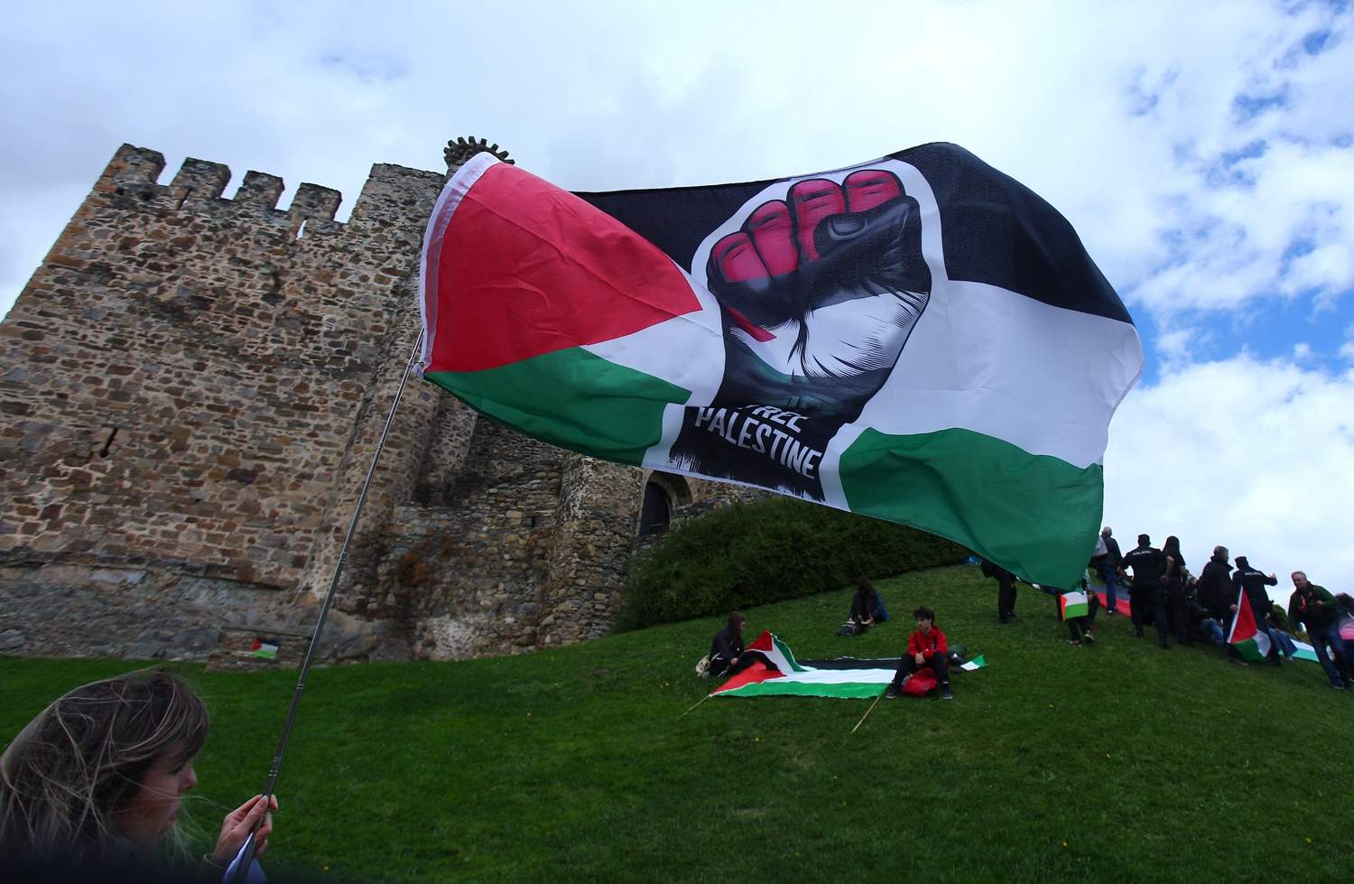 Manifestantes se concentran frente al Castillo de los Templarios contra el genocidio en Gaza durante La Vuelta (11)