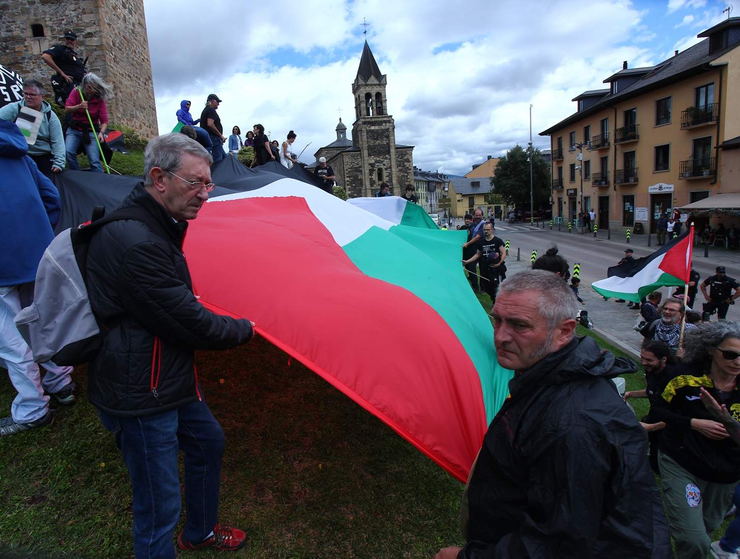 Manifestantes se concentran frente al Castillo de los Templarios contra el genocidio en Gaza durante La Vuelta (12)