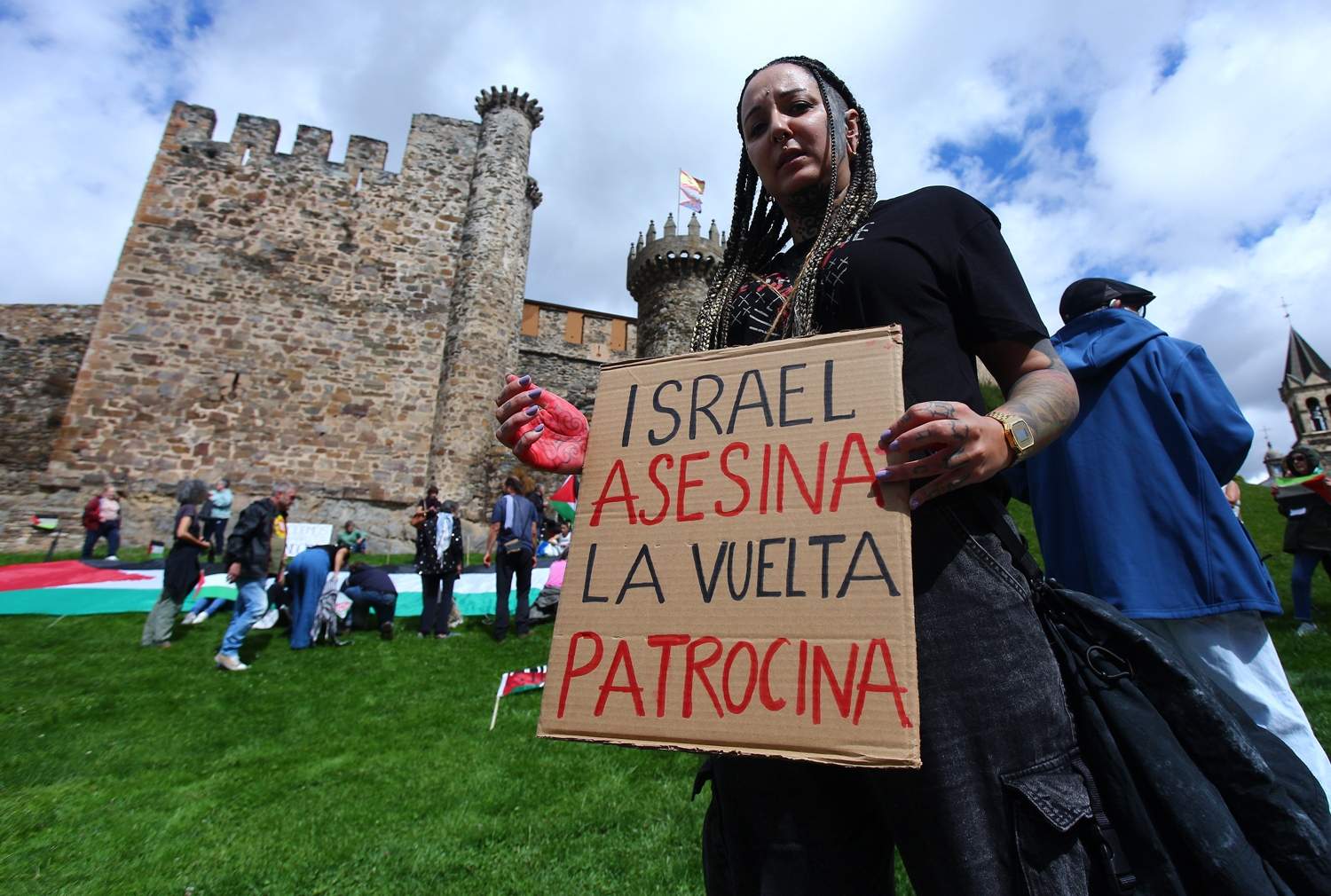 Manifestantes se concentran frente al Castillo de los Templarios contra el genocidio en Gaza durante La Vuelta (14)